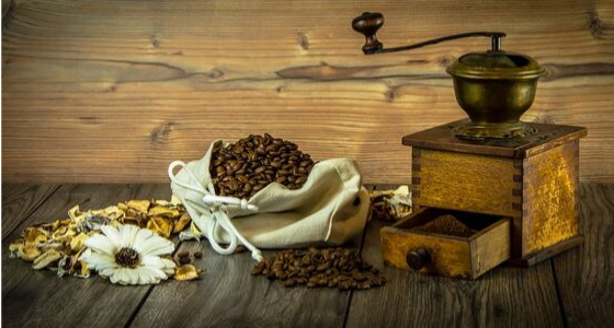 Gli usi alternativi del caffè: 10 pratici consigli casalinghi